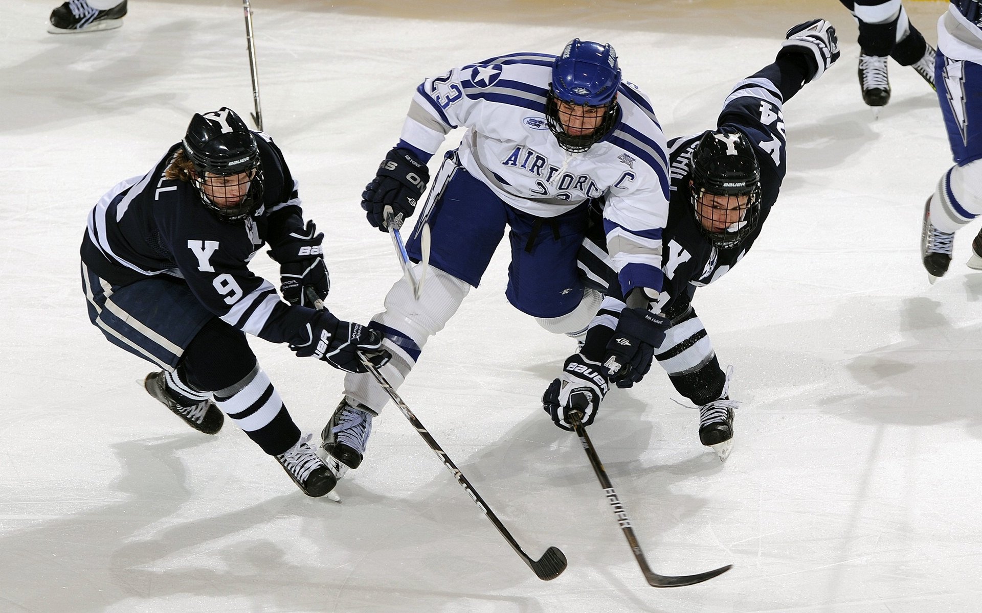 AYX SPORTS-NBA回顾：近10场9胜！湖人距第7差0.5胜场，詹眉关键发力带领湖人后来居上
